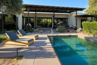 <p><a href="https://www.elledecor.com/es/casas/a26420012/casa-renovada-desierto-tucson/" rel="nofollow noopener" target="_blank" data-ylk="slk:Esta casa en Tucson (Arizona)" class="link ">Esta casa en Tucson (Arizona)</a> es obra de Rob Paulus Architects que decidieron abrirla al paisaje y, además, usar materiales como la madera y el cuero y tonalidades grises con intensidad. Toda la casa está en conexión con la piscina hecha de cemento.</p>