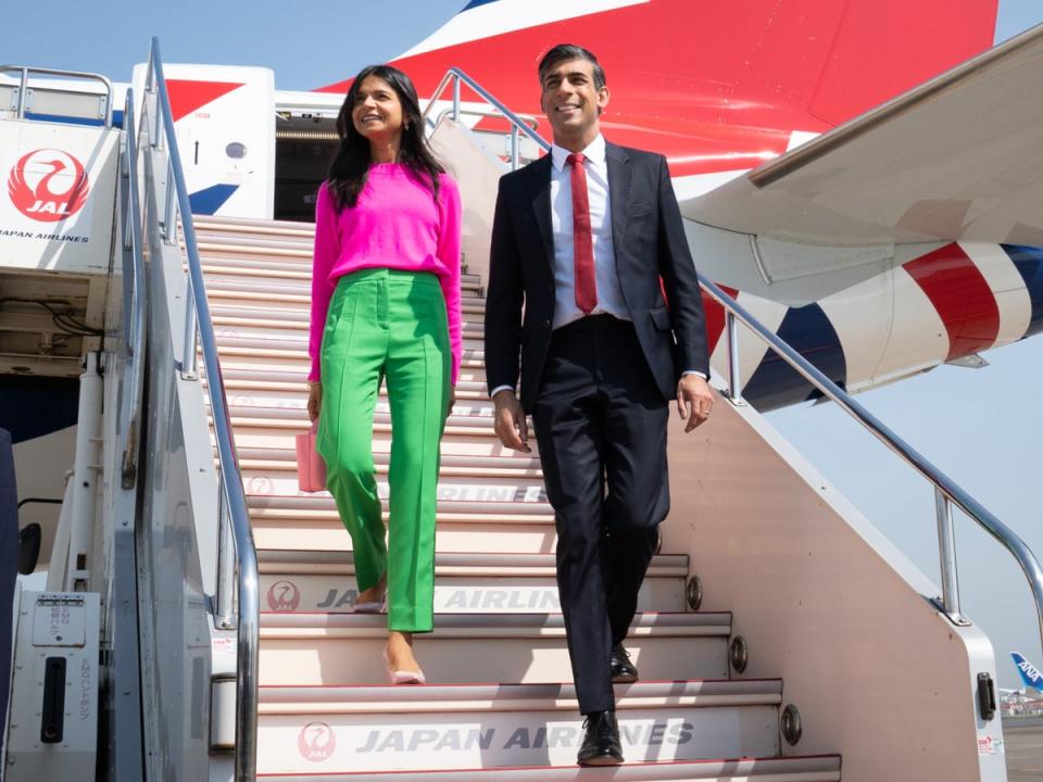 Prime Minister Rishi Sunak and his wife Akshata Murty disembark their plane as they arrive at Tokyo Airport ahead of the G7 Summit on May 18, 2023 (Getty Images)