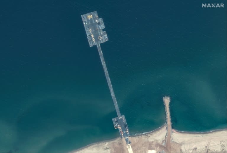 A handout satellite image courtesy of Maxar Technologies shows the US-built temporary aid pier on the Gaza coast on May 18, 2024 (-)