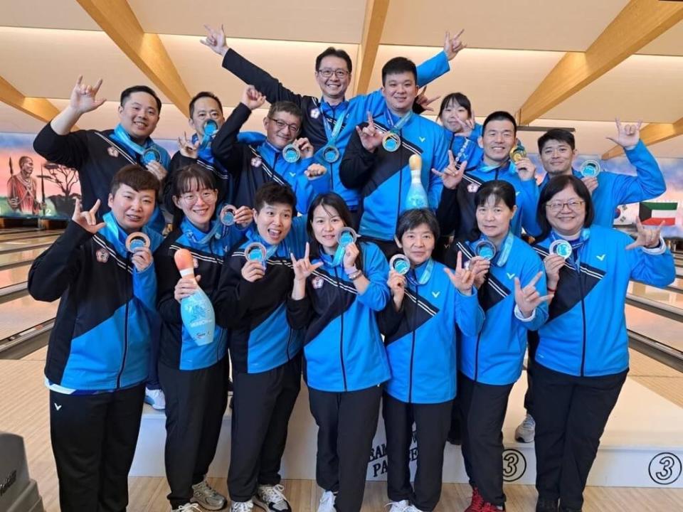 中華聽障保齡球代表隊在德國慕尼黑舉行的「2023年世界聽障保齡球錦標賽」獲得2金2銀4銅佳績，男女代表隊選手持獎牌合照。（圖／中華民國聽障者體育運動協會提供）