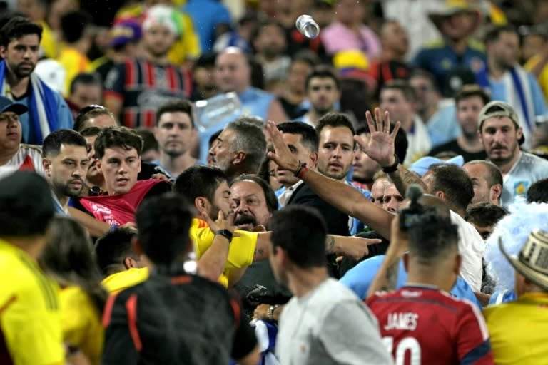 Seguidores de Colombia Y Uruguay se enzarzan en un pelea tras el final del juego entre ambas selecciones por las semifinales de la Copa América el 10 de julio de 2024 en Charlotte (JUAN MABROMATA)