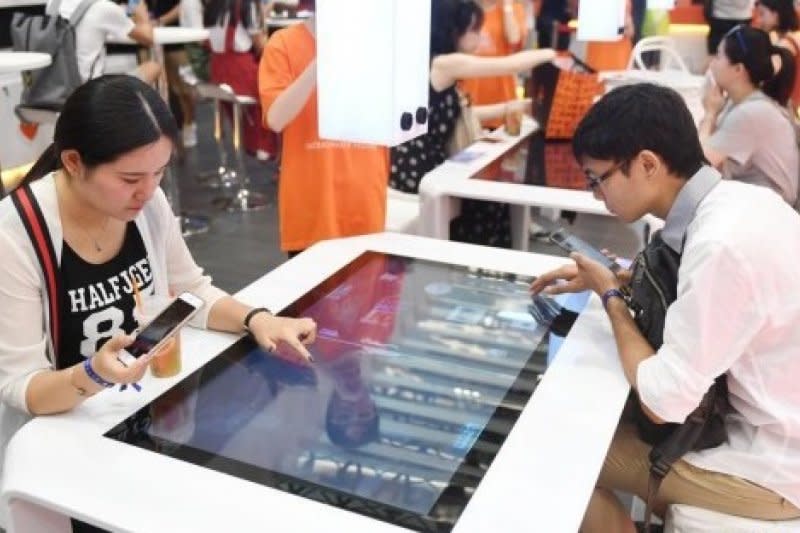 7月8日，杭州國際博覽中心舉辦的2017淘寶造物節上，顧客在「無人商店」內使用裝有觸控式螢幕的桌子體驗「虛擬購物」。（新華社）
