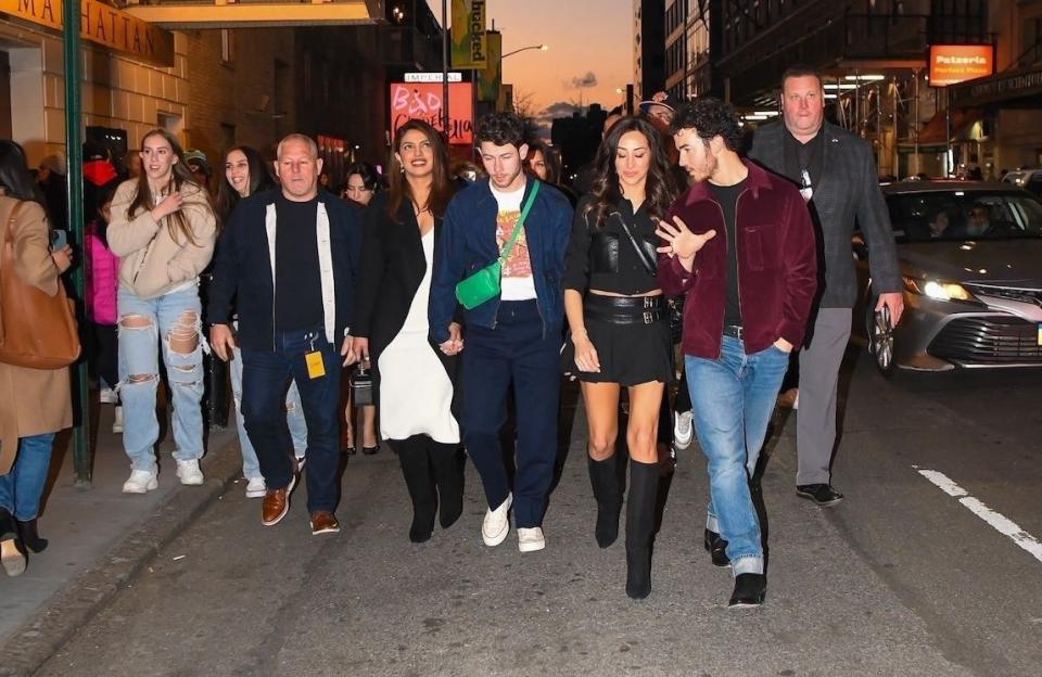 Les Jonas Brothers : le groupe rencontre ses fans à Broadway