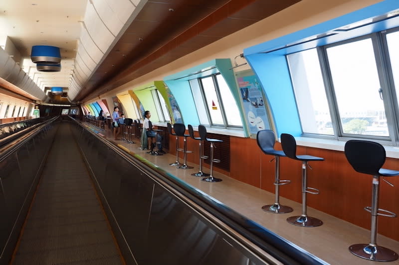 小港機場觀景台採多口窗臺式設計（圖片來源：高雄小港機場）