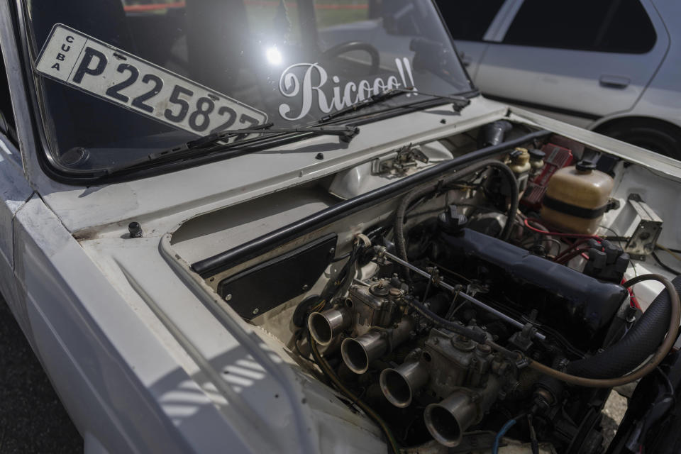 El motor de un viejo Lada expuesto para prepararlo para una carrera de resistencia en una antigua pista de aterrizaje en desuso en San Nicolás de Bari, Cuba, el domingo 23 de julio de 2023. (Foto AP/Ramón Espinosa)