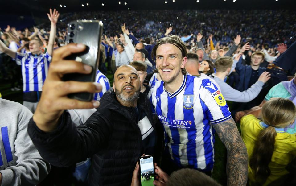 Aden Flint poses for a selfie with a fan - GETTY IMAGES