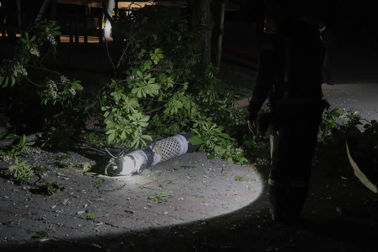 Agentes de policía investigan fragmentos de un cohete que cayó en un zoológico en Kiev, Ucrania, el martes 16 de mayo de 2023. 