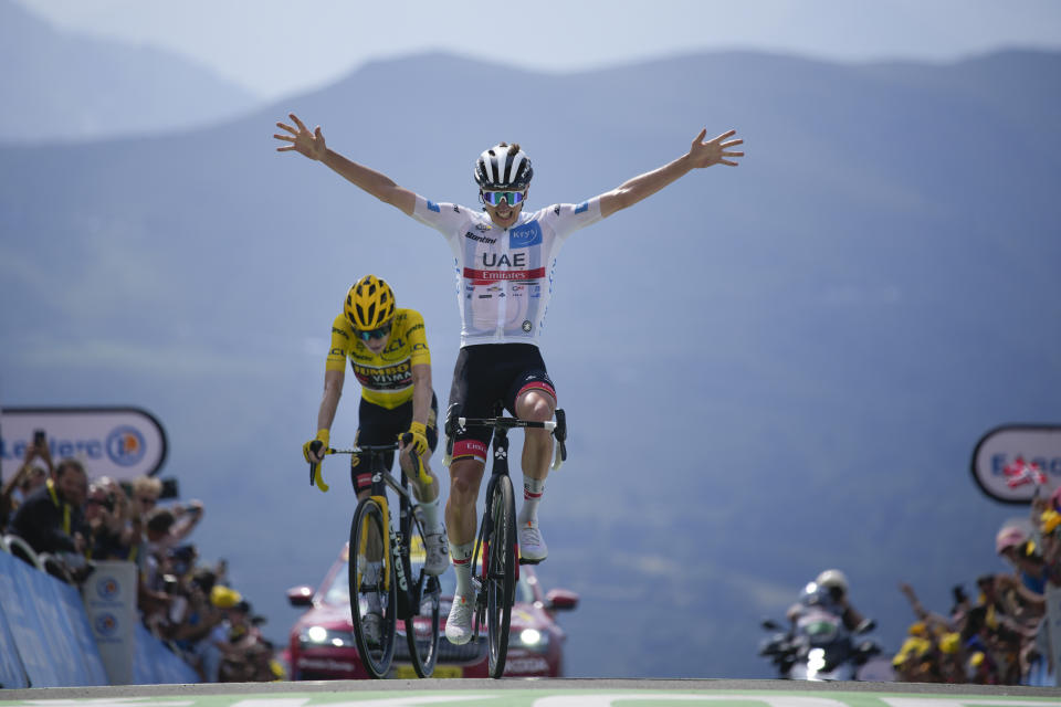 Tadej Pogacar celebra al ganar la 17ma etapa del Tour de Francia, por delante del líder general Jonas Vingegaard, el miércoles 20 de julio de 2022, en Peyragudes. (AP Foto/Daniel Cole)