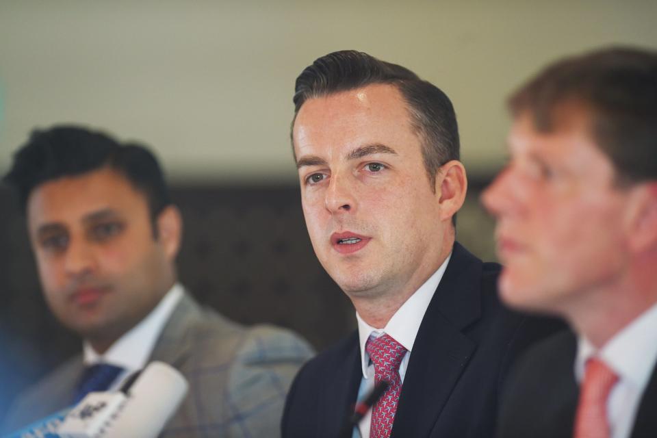 Robert Williams, British Airways head of sales for Asia Pacific, with special assistant to the Pakistani prime minister Zulfi Bukhari and acting British high commissioner Richard Crowder (AFP/Getty Images)