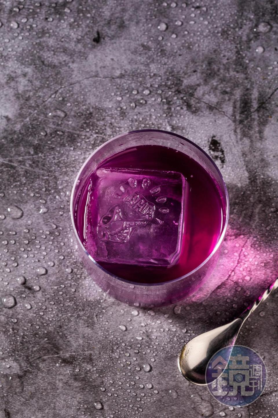 「紫色安息日」的紫色酒液裡有安息香、茶樹和豆蔻皮的萃取液，是狂野型調酒。（450元／杯）