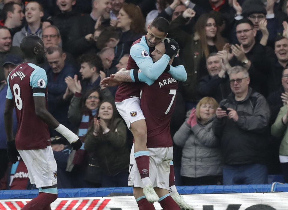 Javier Hernández festeja un gol con su compañero Marko Arnautovic. / Foto: AP