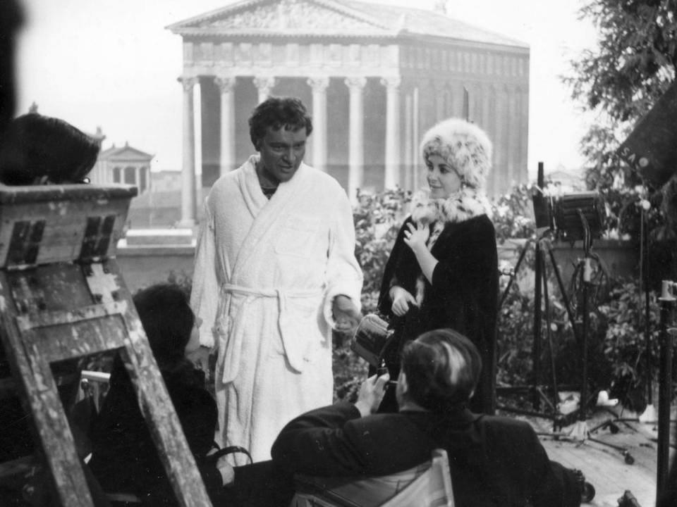 Richard Burton and Elizabeth Taylor on the set of ‘Cleopatra’ (Getty Images)