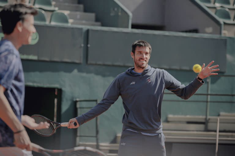 Leonardo Mayer, ya retirado del tenis, ahora como subcapitán del equipo argentino de Copa Davis que este fin de semana jugará con Lituania en el BALTC. En la imagen también aparece Guillermo Coria, el capitán