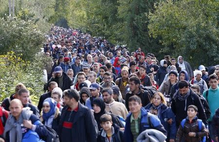 Migrants walk to cross the border with Austria in Hegyeshalom, Hungary, September 28, 2015. REUTERS/Leonhard Foeger