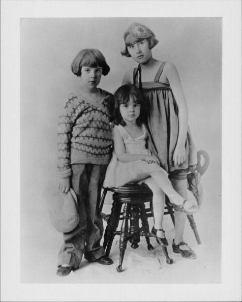 1926: Posing for a studio portrait with her sisters