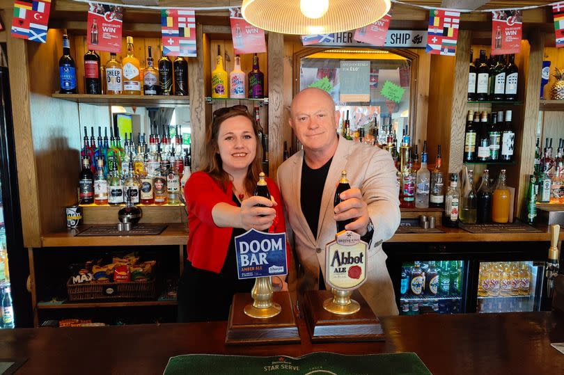 Ross Kemp and Jennifer Craft in The Ship in Little Thurrock