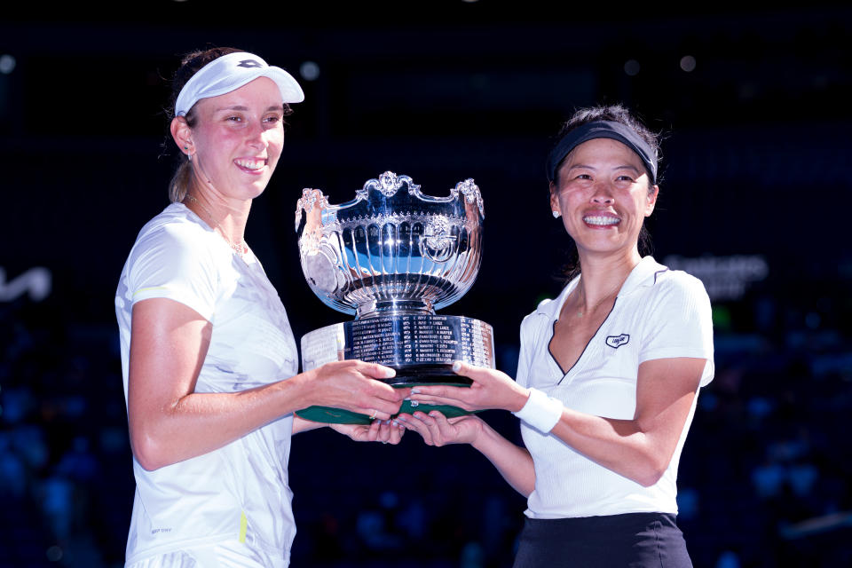 謝淑薇（圖右）與Elise Mertens稱霸2024澳網女子雙打項目。（Photo by Andy Cheung/Getty Images）