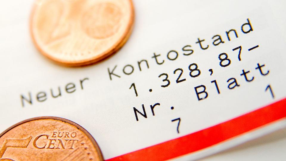 Jeder Vierte pumpt sich Geld (Bild: dpa)