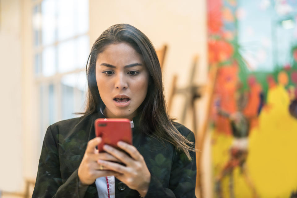 ¿Te imaginas que bloquena tu móvil si no pagas tus deudas? Seguro que tu cara de sorpresa sería como la de la chica de la imagen. Foto: Getty. 