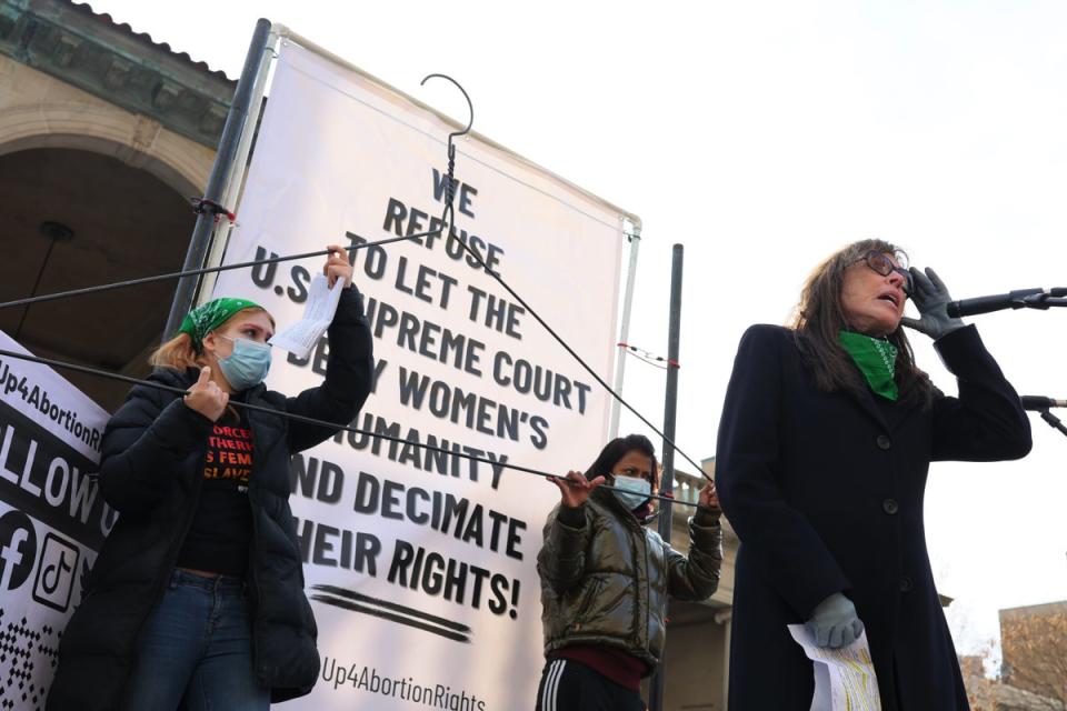 Merle Hoffman, a la derecha, habla en una manifestación en Nueva York el 8 de marzo de 2022  (Getty Images)