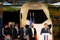 <p>Dans une courte allocution sur un quai, M. Macron a salué "une fierté industrielle" et "une fierté humaine", illustration du "génie français", au service de l'aménagement du territoire.</p>