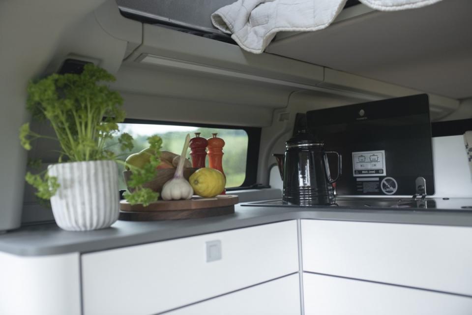 設計在車尾的廚房採用L型的設計，整體使用空間相當寬敞。