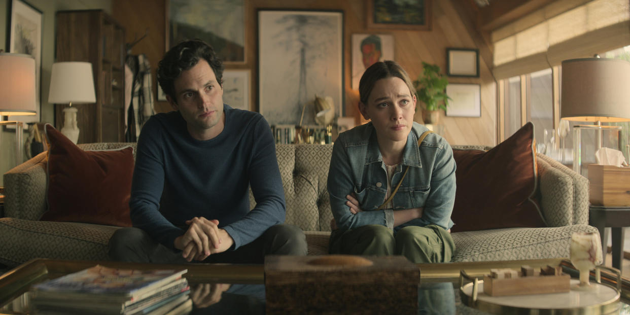 Joe Boldberg (Penn Badgley) and Love Quinn (Victoria Pedretti) in couples counseling. (Netflix)