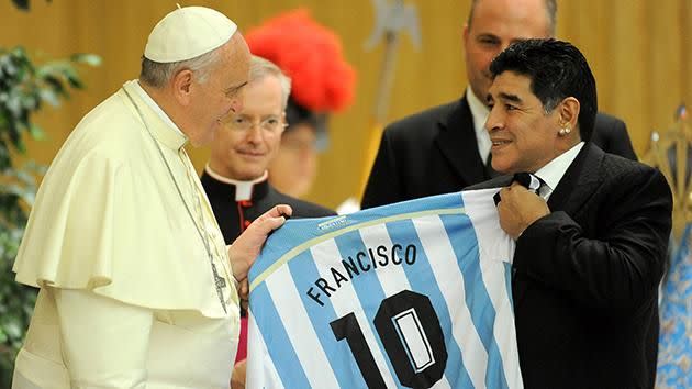 Maradona presents Pope Francis with a signed jersey. Source: Getty