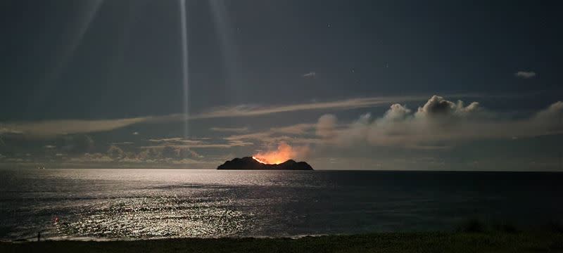 小蘭嶼傍晚傳出火燒島。（圖／民眾提供）