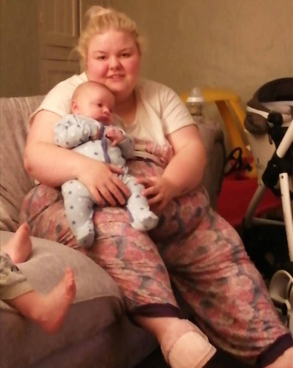 Leanne Kendellen before her weight loss holding Liam. (Caters)