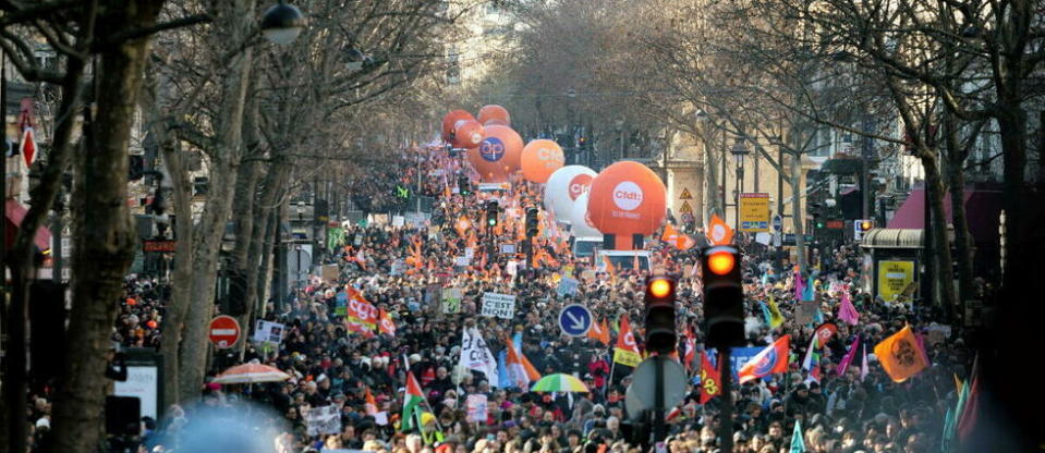 Les syndicats menacent de mettre le pays à l'arrêt le mardi 7 mars.  - Credit:MARTIN NODA / Hans Lucas / Hans Lucas via AFP