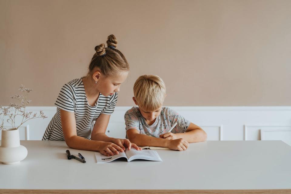 ‘Cuida de tu hermano, ¿quieres?’ <a href="http://www.pexels.com/photo/little-girl-helping-her-brother-with-homework-5088191/" rel="nofollow noopener" target="_blank" data-ylk="slk:Pexels/olia danilevich;elm:context_link;itc:0;sec:content-canvas" class="link ">Pexels/olia danilevich</a>