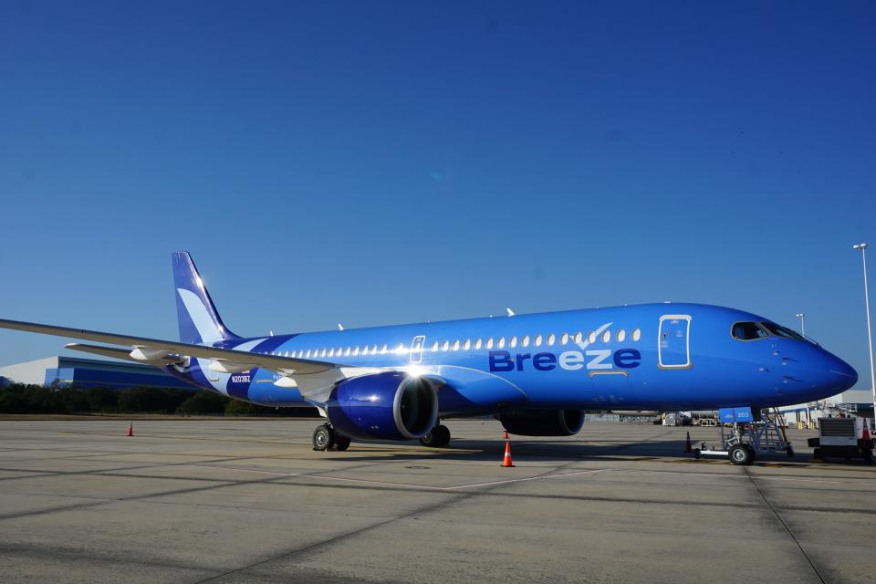 A Breeze Airways Airbus A220