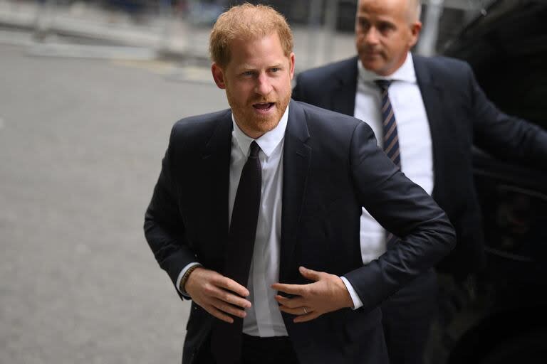 TOPSHOT - El príncipe Harry, duque de Sussex, llega a los Tribunales Reales de Justicia, el Tribunal Supremo británico, en el centro de Londres el 6 de junio de 2023.