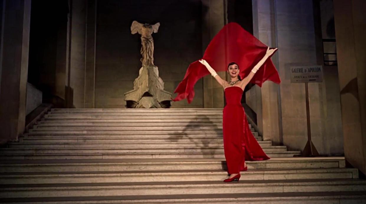 Audrey Hepburn en una escena de 'Una cara con ángel' descendiendo las escaleras del Museo del Louvre ante la Victoria de Samotracia. <a href="https://www.filmaffinity.com/es/filmimages.php?movie_id=752277" rel="nofollow noopener" target="_blank" data-ylk="slk:FilmAffinity;elm:context_link;itc:0;sec:content-canvas" class="link ">FilmAffinity</a>