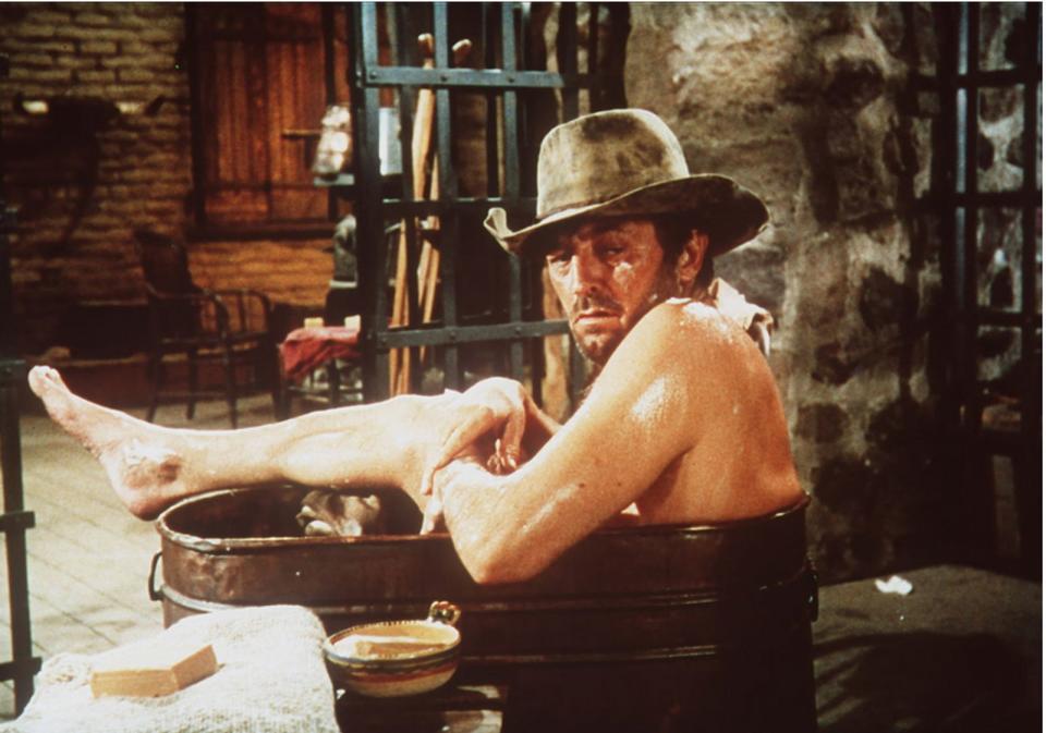 6. Er war als Jugendlicher Landstreicher und "Kettensträfling" (das gab es wirklich). Der Film hat Robert Mitchum gerettet. Er zahlte es mit unvergleichlicher Lakonie zurück - eine Aura wie gemacht für einen Revolverhelden. Schlüssel-Western: "Fluss ohne Wiederkehr" (1954), "El Dorado" (1966, Bild). (Bild: Paramount Pictures)