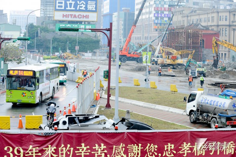 北市府利用春節期間拆除忠孝橋引橋，工程進度大幅超前，北門外層的搭建型鋼加上焊接鋼線網在11日早上拆除，重新展現全貌在世人眼前。（林俊耀攝）