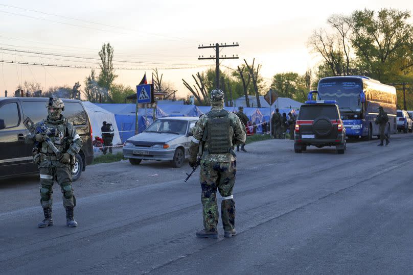 Les forces russes gardent le camp de Bezimenne.