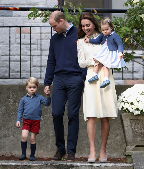 Los niños llegaron en la compañía de sus padres, Charlotte en brazos de su mamá, quien lució espectacular en blanco.