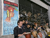 ARCHIVO - En esta imagen del 31 de mayo de 2006, estudiantes de secundaria tocan música ante el Instituto Nacional, que bloquearon con sillas y mesas en Santiago de Chile. El cartel dice "Educar es digno, luchas también". (AP Foto/Santiago Llanquin)