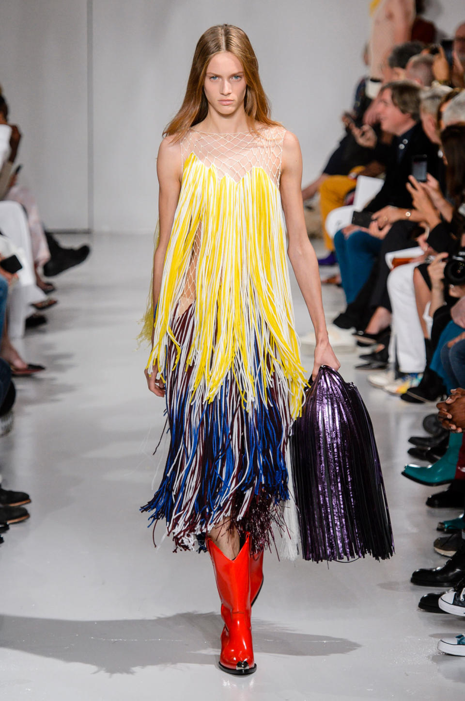 <p>Ein schulterfreies Fransenkleid in Gelb und Blau bei der Frühjahr/Sommer 18 Modenschau von Calvin Klein. (Bild: ImaxTree) </p>