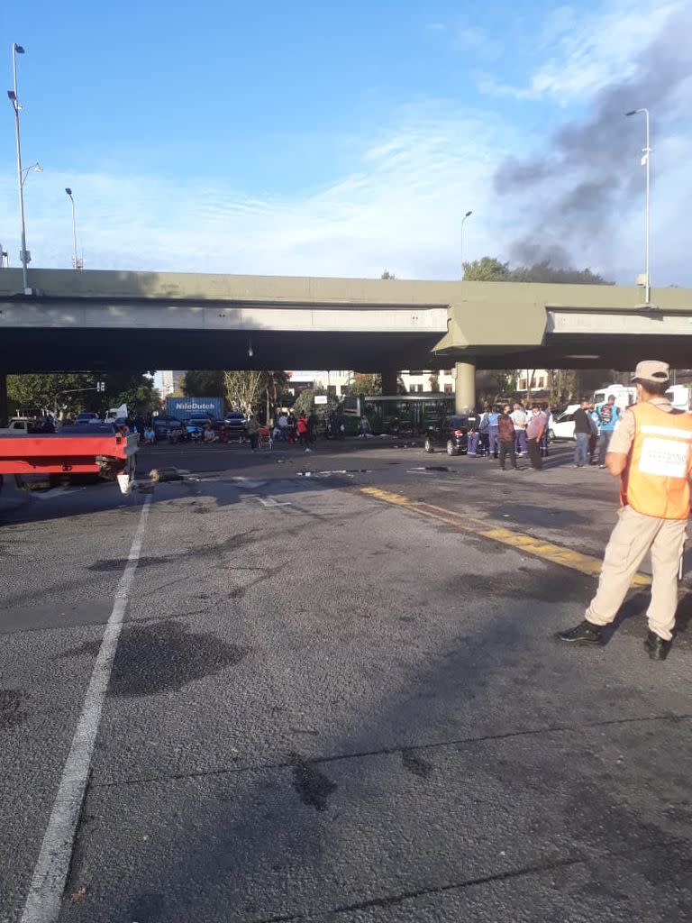 Desde hace más de 15 días trabajadores portuarios bloquean de manera intermitente las terminales 4 y 5 del Puerto de Buenos Aires no permitiendo que entren camiones con mercadería