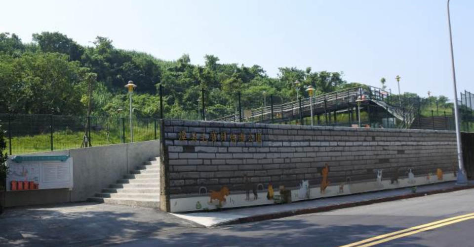 潭美毛寶貝快樂公園位於內湖區的臺北市動物之家旁，是既迎風狗公園在台北的第2座寵物公園
