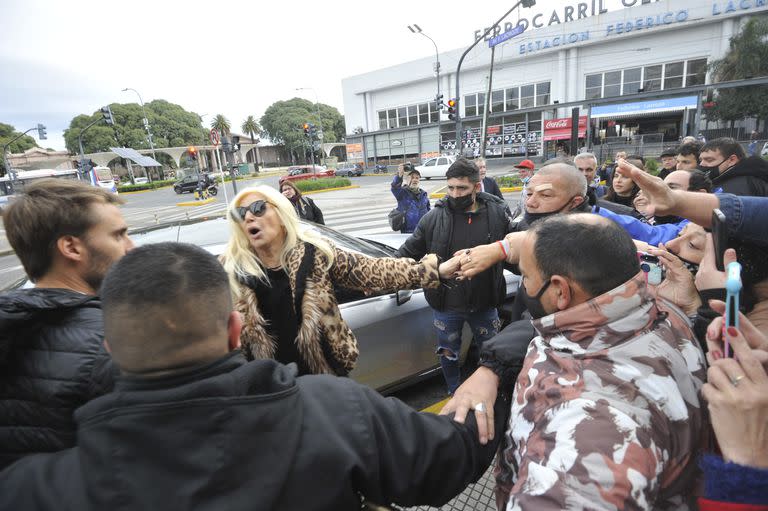 Susana Giménez, en el centro de los flashes, justo delante de la estación de tren Federico Lacroze