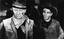 6. "Red River" (1948, Regie: Howard Hawks). Verrat und Zerwürfnis auf dem Viehtreck nach Missouri - die erste Zusammenarbeit von Regisseur Hawks und John Wayne (links, mit Montgomery Clift) war prägend. "Red River" ist ein Monumentalwerk mit alttestamentarischer Wucht und Symbolik. Es implodiert - typisch für Hawks - in einen ironischen Antiklimax. (Bild: ARD / Degeto)