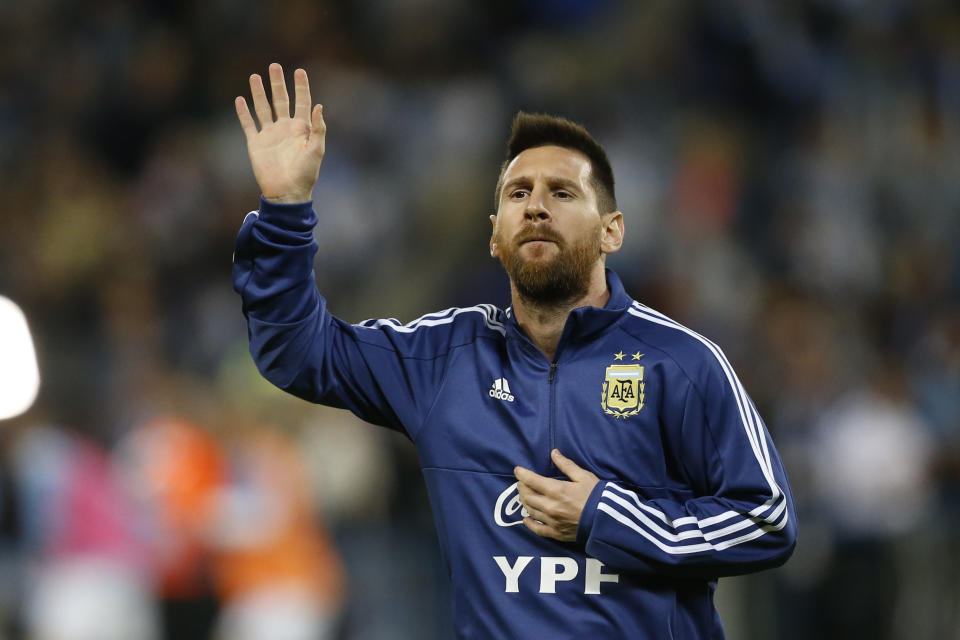 El delantero argentino Lionel Messi saluda a la afición previo a un partido amistoso entre Argentina y Uruguay en Tel Aviv, Israel, el lunes 18 de noviembre de 2019. (AP Foto/Ariel Schalit)