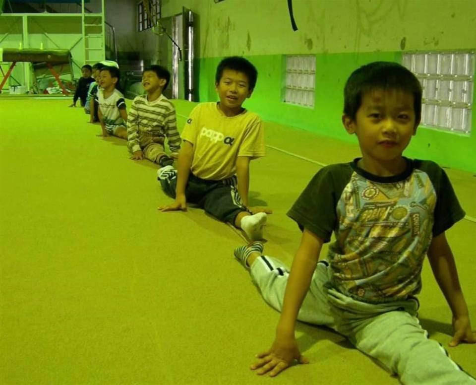 李智凱（右2）參與《翻滾吧！男孩》的拍攝，小小年紀的他的苦練劈腿。（翻攝自林育賢臉書）