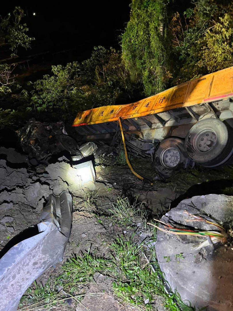 國3苗栗縣大山交流道發生砂石車失控自撞身亡。（圖／讀者提供、謝明俊苗栗傳真）