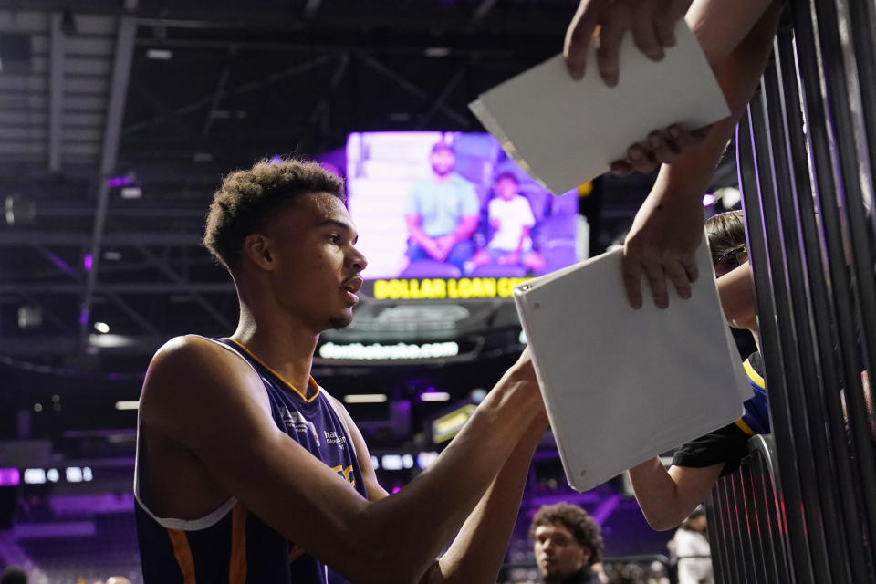 Boulogne-Levallois Metropolitans 92's Victor Wembanyama signs autographs after the team's exhibition basketball game against the NBA G League Ignite, Tuesday, Oct. 4, 2022, in Henderson, Nev. (AP Photo/John Locher)