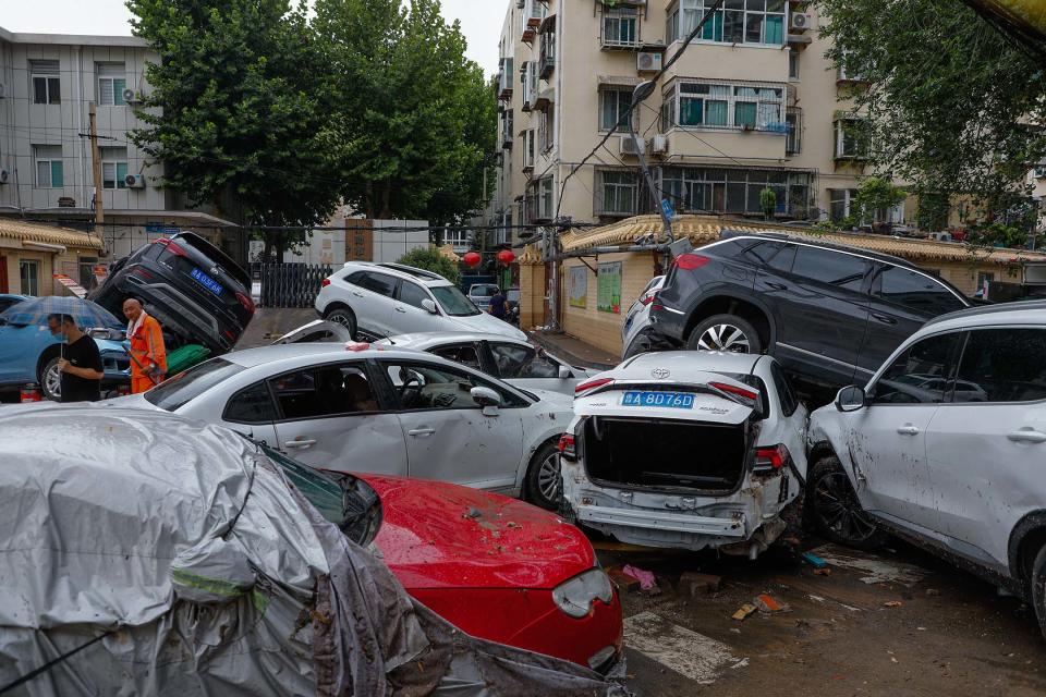 2023年7月29日，山東省濟南市，颱風和暴雨過後，汽車被吹倒。攝：Costfoto/NurPhoto via Getty Images